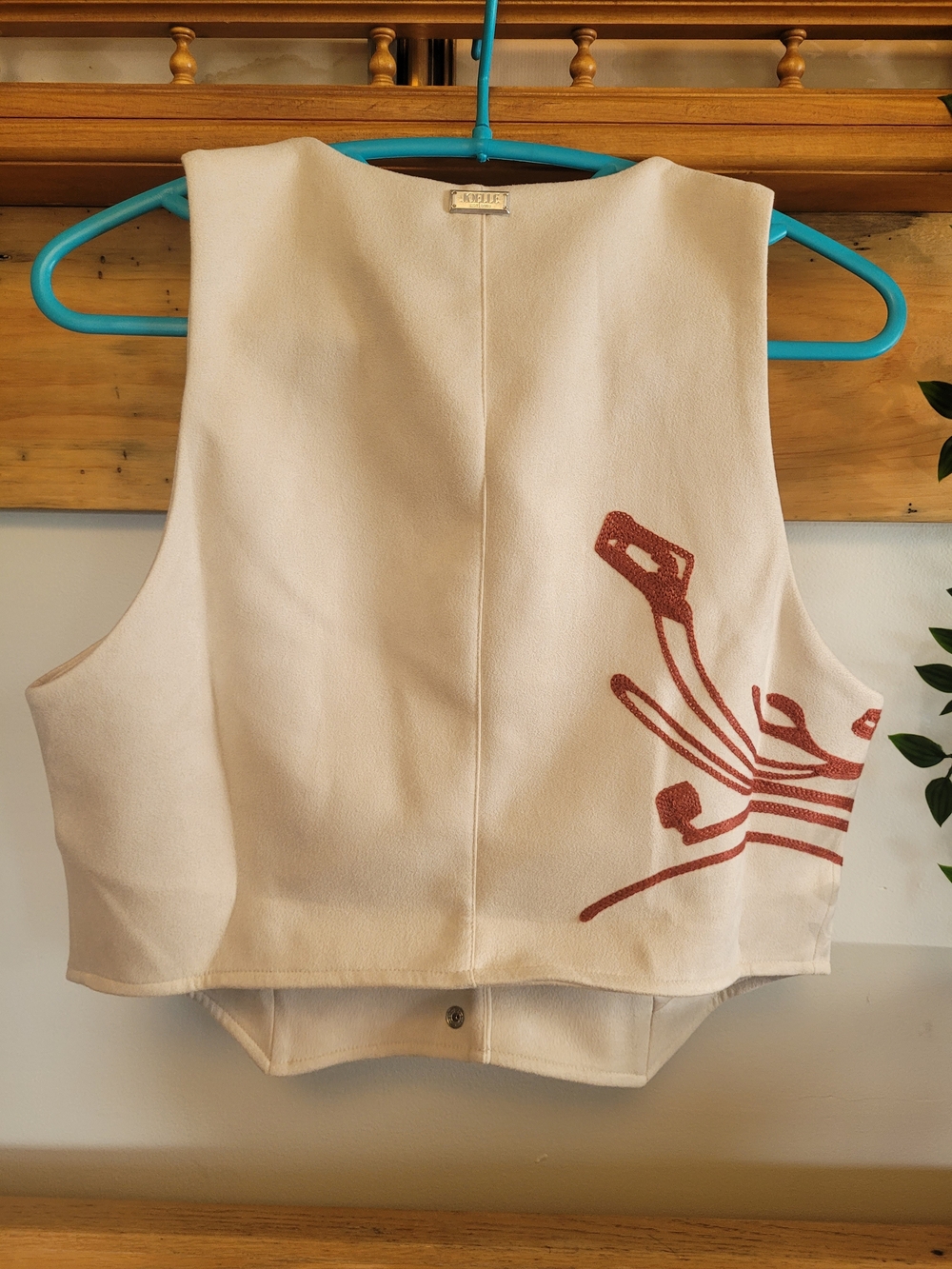 Nwt Joelle Cream Sleeveless Vest with Red Graphic - Picture 2 of 9